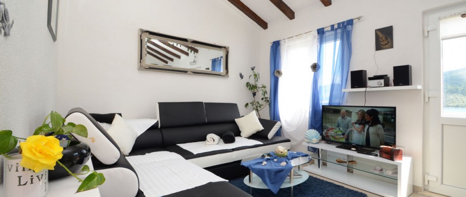 paradise-vela-luka-house-for-rent-livingroom-03