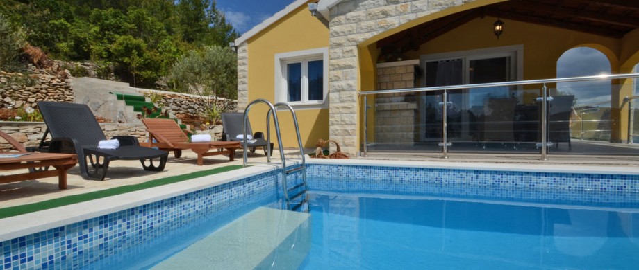 paradise-vela-luka-house-for-rent-pool-15